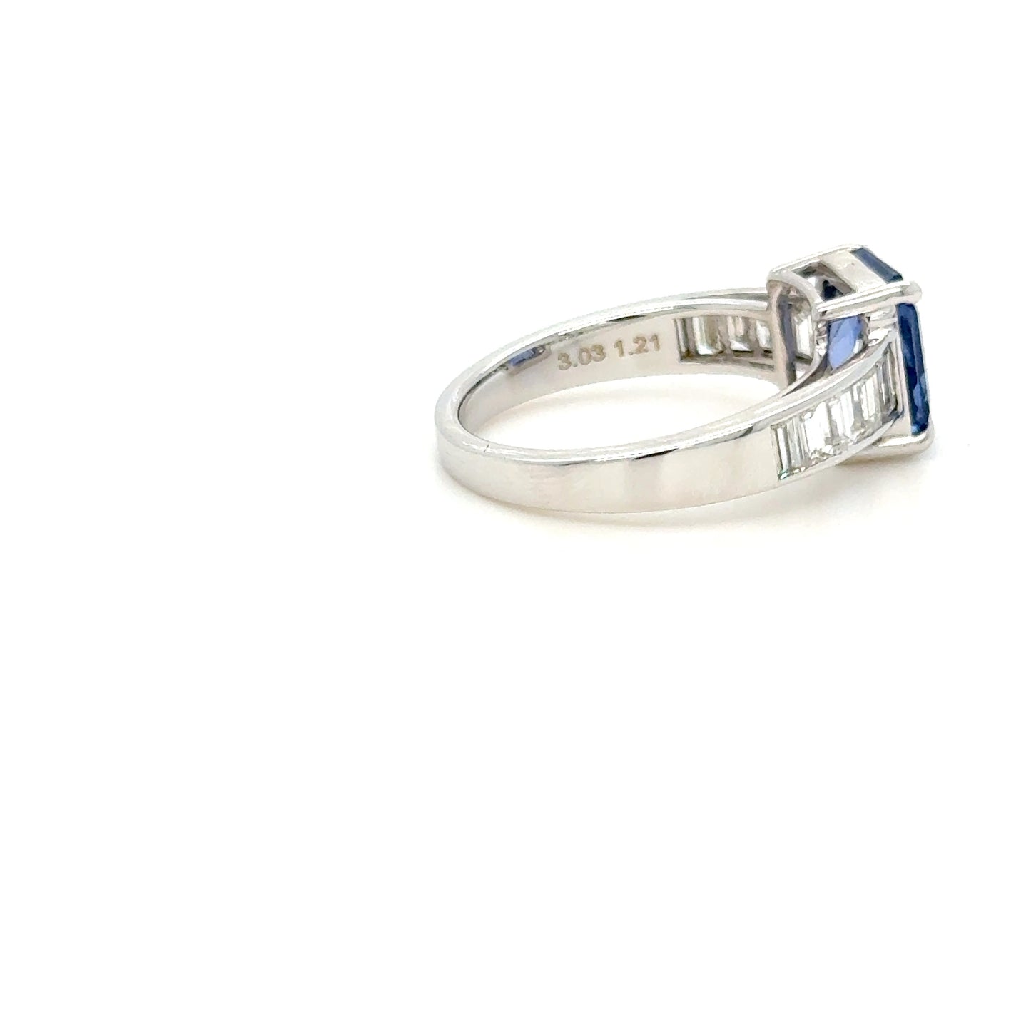 3.22 Carat Sapphire & diamond Ring 18K white Gold